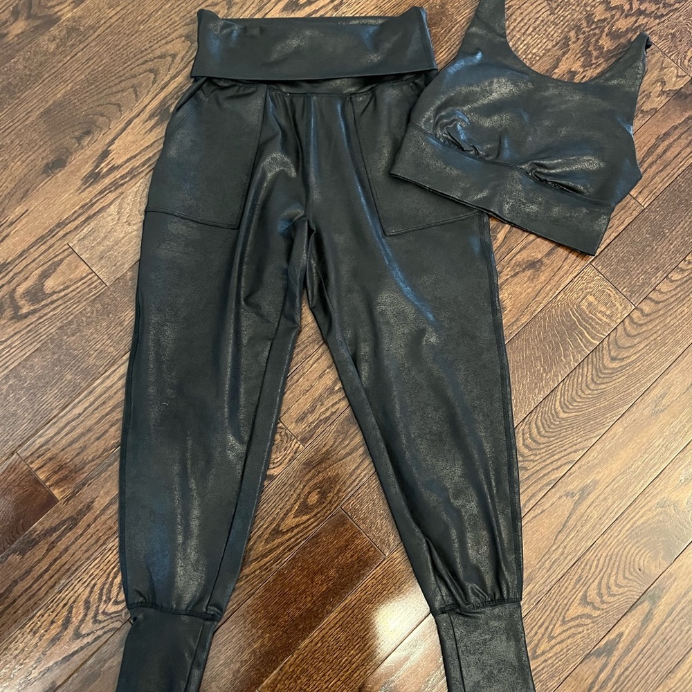 Aerie Offline The Hugger Black High Waisted Crackle Jogger w matching bra Set xs